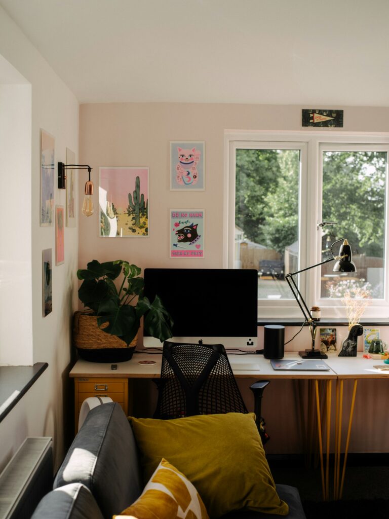 Modern ve aydınlık bir kısa dönem konaklama evinin salon ve çalışma alanı