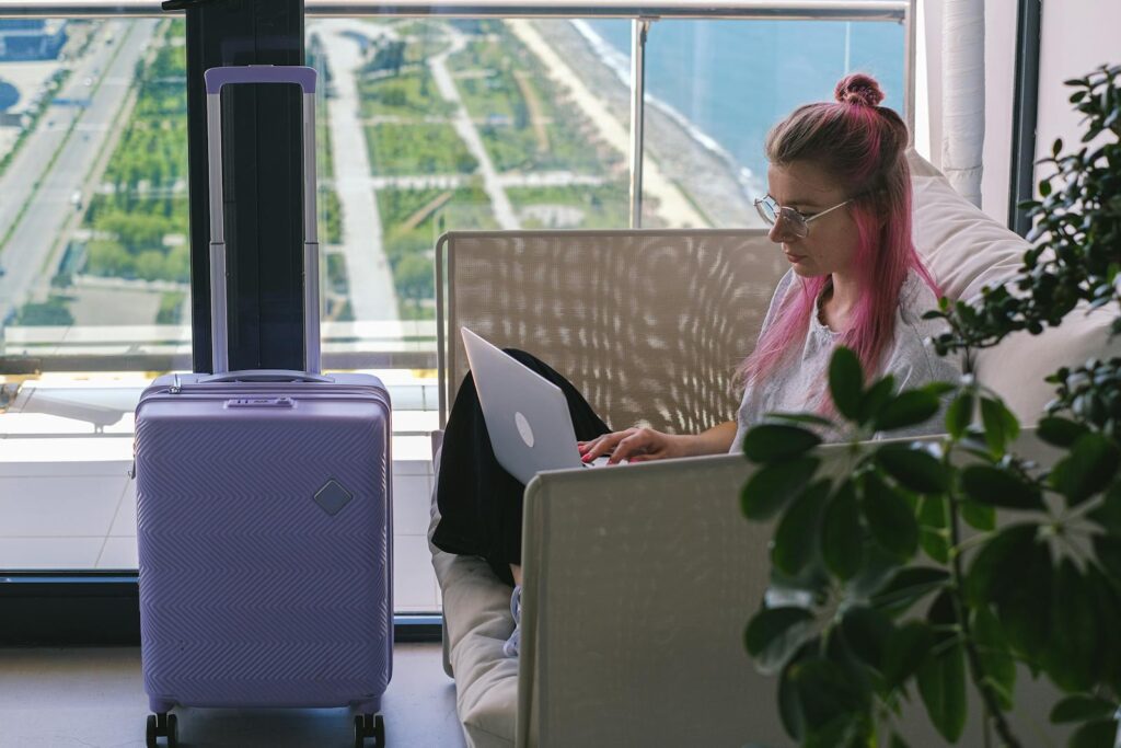 Modern bir dairede dizüstü bilgisayar ve rezervasyon planlama alanı